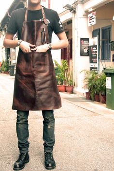 Uniforme Perfeito - Lanchonete -  leather butcher’s apron Waiter Uniform, Barber Apron, Restaurant Uniforms, Staff Uniforms, Shop Apron, Work Aprons, Leather Apron, Leather Company, About Coffee