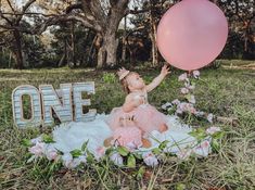 Birthday Photoshoot Ideas One Year Old, 1st Birthday Shoot Outdoor, One Year Old Diy Photoshoot, Princess One Year Photoshoot, Unique 1st Birthday Photo Shoot Ideas, Girly One Year Old Pictures, Two Years Old Photoshoot, Outside One Year Old Birthday Pictures, Baby Girl First Birthday Photoshooting Ideas