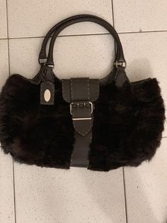 Very good authentic mink and lump leather bag measuring 42 cm in length and 24 cm in height Vintage Chanel Bag, Vintage Button, Vintage Chanel, Chanel Bag, Purses And Handbags, Leather Bag, Shoulder Bags, Fendi, Purse