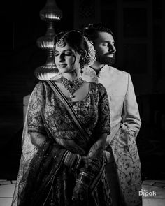 Poses For Couples Photoshoot Wedding, Wedding Pose Indian, Couple Shoot Poses Indian Wedding, Couple Poses On Wedding, New Cupal Pose, Wedding Portrait Poses Couple Photography, Couple Pic Wedding, Mrg Couple Pose, Indian Bride Groom Poses Photoshoot Ideas