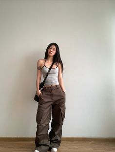 ID xiaohongshu: 2312838264 uu9, outfit, ootd, acubi, brown cargo, grey shirt, casual.  @blossoom_ 𖥔 ˑ ִ ۫ ˑ Lazy Outfit Ideas, Gray Shirt Outfit, Brown Pants Outfit, Cargo Outfit, Outfit Korean, Cargo Pants Outfit, Brown Outfit, Lazy Outfits, Basic Outfits