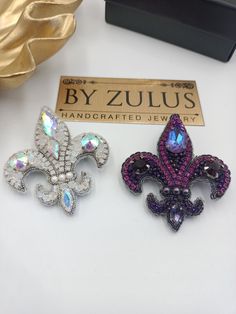 🌸 Introducing my meticulously handcrafted Fleur de Lis brooch! 💎✨ Each bead delicately embroidered to create this timeless piece. Perfect for adding a touch of elegance to your outfit or as a meaningful gift.  📏Dimension  Length: 6 cm  Width: 5.2 cm 🎁Delight in Every Box: Your Special Gift Awaits! Welcome to a world where elegance and craftsmanship merge in perfect harmony! With great pleasure, I present to you our meticulously designed wearable art, a true epitome of beauty and style. 🪡 Ev Elegant Handmade Purple Brooches, Yellow Stone Pendant, Bird Accessories, Collar Pin, Brooch Handmade, Iris Flower, Animal Brooch, Mom Jewelry, Perfect Harmony