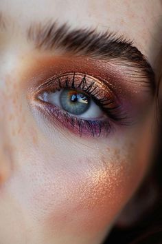 Heat Pallet Eye Looks, Burgundy Halo Eye, Brown And Rose Gold Eyeshadow, Peach Bronze Makeup, Natural Makeup Looks For Redheads, Copper Eyeliner Looks, Glowy Makeup Brown Eyes, Aphrodite Makeup Look, Makeup Trends Fall 2024