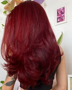 @biavilhena7 Bright Cherry Red Hair, Colourful Hair Ideas, Intense Red Hair, Red Hair Colour, Hair Color For Morena Skin, Soft Blonde Hair, Hair Color For Brown Skin, Cherry Hair Colors, Red Hair Blue Eyes