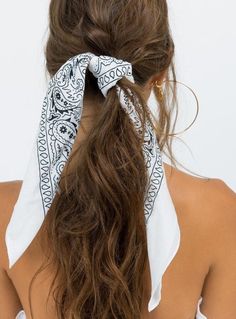 white bandana Cochella Hair, Short Hair Accessories, Find Hairstyles, Beautiful Haircuts, Coachella Fashion, Bandana Hairstyles, Flower Hair Pin