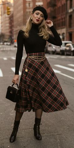 Jolie tenue d'automne Ribbed Turtleneck Sweater, Cooler Look, Plaid Skirt, Bar Mitzvah, Mode Vintage, Business Casual Outfits, Mode Inspiration, Looks Vintage, Holiday Fashion