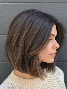 ¿Qué es el corte lob? Para aquellos que no están familiarizados con el término, el corte lob es una combinación entre el corte bob y el long bob, es decir, un corte de cabello que se sitúa a la altura de los hombros. Es una opción versátil y favorecedora que queda bien en casi todo tipo de rostros y estilos. #CorteLob #Tendencias2024 #CortesDePelo #EstiloLob #Cabello2024 #ModaDeCabello #LookModerno #HairTrends #LobHaircut #EstiloFresco Lob Haircut Thick Hair, Lob Haircut Straight, Lob Haircut With Bangs, Hair Inspiration Short, Long Bob Haircuts, Shoulder Hair, Lob Haircut, Penteado Cabelo Curto, Shoulder Length Hair