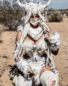 30 Apocalyptic Pics From The 'Wasteland Weekend' Where Costumes Are Mandatory Mad Max Film, Apocalypse Fashion, Wasteland Weekend, Post Apo, Skottie Young, Apocalyptic Fashion, Fun Pictures, Fantasy Costumes, Mad Max