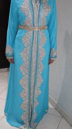 très joli caftan traditionnel bleu ciel vendu avec des petits strass * 2 pièces *taille L/XL *Longueur +1,60 * ceinture envoyée en cadeau selon les modèles disponibles Kaftan Outfit, Traditional Kaftan, Moroccan Kaftan, Stylish Outfit, Morocco, Sky Blue, Bridal Gowns, Bridal Dresses, Stylish Outfits