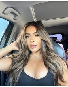 Blonde On Latina Hair, Morenas With Blonde Hair, Hair Color Ideas With Dark Base, Dark Hair With Ash Money Piece, Layered Highlighted Hair Brunettes, Blonde Foliage On Dark Hair, Money Pieces Highlights, Hair Ideas For Dark Skin Tones, Hair Color Ideas For Brunettes With Fair Skin