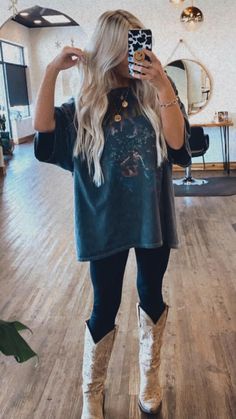 Nashville Bar Outfit, Cowboy Boot Outfits, Western Boots Outfit, Cowgirl Boots Outfit, Fall Boots Outfit, Bar Outfit, Western Wear Outfits, Cute Country Outfits