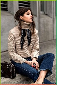 Photo via: The Fashion Fraction Swiss blogger Michèle is serving up some fresh inspiration on how to wear a neck scarf in winter. And to our surprise, a textured turtleneck sweater is involved. The tr Chique Outfit, Looks Jeans, Ways To Wear A Scarf, How To Wear A Scarf, Scarf Outfit, Looks Street Style, How To Wear Scarves, Inspired Outfits, 가을 패션