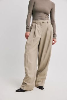 Twill Pleated Wide Leg Suit Pants Beige | NA-KD Trendy High Waist Wide Leg Pants For Formal Occasions, Trendy High Waist Wide Leg Formal Pants, Trendy Wide Leg Dress Pants For Formal Occasions, Fall Wide-leg Pants With Pressed Crease, Trendy Wide Leg Dress Pants For Workwear, Trendy Wide Leg Formal Pants, Wide Leg Bottoms With Pressed Crease For Work, Wide Leg Bottoms With Pressed Crease For Fall, Fall Wide Leg Pants With Pressed Crease