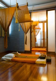 For a yoga or a massage room this is really cool Sala Zen, Spa Room Ideas, Spa Facials, Deco Spa, Ceiling Drapes, Massage Therapy Rooms