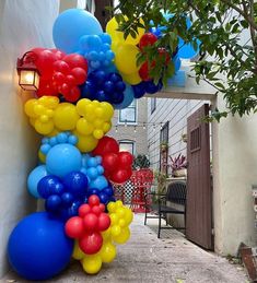 a bunch of balloons that are on the side of a building