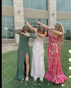 Prom Dresses Inspiration, Homecoming Group Pictures, Cute Homecoming Pictures, Prom Group Poses, Prom Pictures Friends, Hoco Pictures Ideas, Prom Pictures Group, Prom Photography Poses