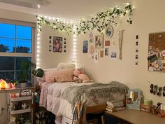 Cozy Dorm Room, Dorm Room Hacks, Classy Decor, College Dorm Room Decor, Dorm Room Inspiration, College Dorm Rooms, College Dorm, Dorm Room Decor