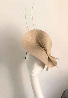 Natural Beige Feather Saucer Disc Hat Beige Feather Saucer Disc Hat will be an amazing accessory to compliment your outfit. The colours easily will pick the colours you would be wearing. A Beige Feather saucer disc hat will fit the average head size. It's made from a silk-covered metal headband attached to the beige natural colour polybraid saucer disc on which sits two gold colour hand-painted feathers. To secure your fascinator there is a comb inside the hat attached to the headband, so the fa Cream Fascinator, Painted Feathers, Fascinator Wedding, Kentucky Derby Fascinator, Royal Ascot Hats, Derby Fascinator, Beige Hat, Ascot Hats, Metal Headband