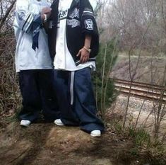 Hot Cholos, Baggy Grunge Outfit, 90s Hispanic Aesthetic, Hiphop Street Style, Wornstar Clothing, Y2k Outfits Men, Estilo Cholo, Sagging Pants, Rad Clothes