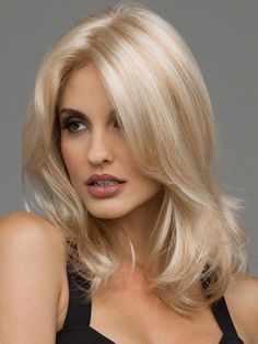 BOBBI by ENVY in LIGHT BLONDE | 2 toned blend of Creamy Blonde with Champagne highlights Champagne Blond, Blond Beige, Blonde Underneath, Medium Length Blonde, Beige Blond, Wig Wavy, Light Blonde Highlights, Golden Blonde Highlights, Creamy Blonde