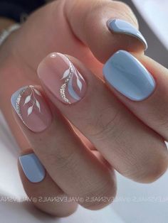 short light blue nails with white leaves and silver swirls Nails Basic, Nails Dip, Colorful Nails, Nails Spring, Spring Nail, Gel Nail Designs, Dip Powder