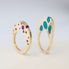 Anillos bañados en Au Amarillo con piedra natural Zugilita (izq) y Crisocola (der) Metal Art Jewelry, Wood Jewelery, Ring Jewellery Design, Inlay Jewelry, Jewelry Casket, Metal Clay Jewelry, Gold Ring Designs, Unusual Jewelry, Classy Jewelry