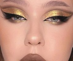 Gold Graphic Eye Makeup, Gold New Years Makeup, Bold Gold Makeup Looks, Gold Makeup Looks Halloween, Golden Snitch Makeup, Gold Dance Makeup, Leo Eye Makeup, Gold Siren Eyes, Gold Eye Looks Eyeshadows