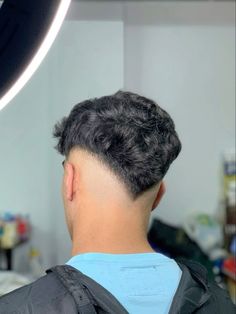 Cortes masculinos que impressionam e um curso que te faz lucrar mais! Vem aprender comigo."** 💈💸 #BarbeariaLucrativa #SucessoComCortes V Fade Haircut Men, V Fade Haircut, V Mullet, Mid Fade En V, Low Fade En V, Low Fade Em V, V Haircut, V Fade, Men Short Hair Fade