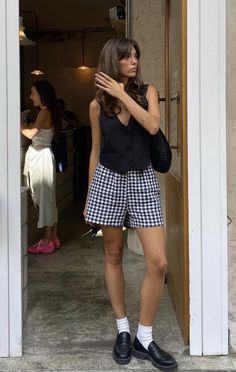 Italian Summer Outfits, 여름 스타일, European Summer Outfits, Europe Outfits, Gingham Shorts, Paris Mode, Looks Street Style, Looks Black