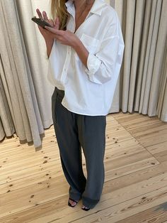 Breezy Shirt White | Djerf Avenue Estilo Indie, Corporate Outfits, Paris Mode, Populaire Outfits, Ținută Casual, Modieuze Outfits