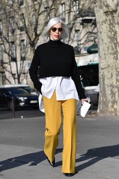 13 Over-40 Fashionable Women We Follow for Style Advice | Who What Wear UK International Outfits, Mode Over 50, Funky Dresses, Yellow Pants, Dramatic Classic, Helen Mirren, Looks Chic