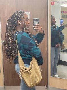 French Curled Box Braids, Ginger Brown And Blonde Box Braids, Braids For Fall Black Women, Light Brown And Black Braids, Highlights In Braids, Chest Length Braids, Braids Hairstyles School, Straight Pick And Drop Braids, French Box Braids Curls