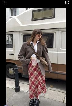 red maxi plaid skirt Look Adidas, California Outfits, Estilo Indie, Dark Academia Fashion, Skandinavian Fashion, Academia Fashion, Autumn Fits, Fall Capsule Wardrobe