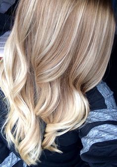 Honey brown to blonde bayalage highlights ombre Medium Blonde Hair Color, Shatush Hair, Medium Blonde Hair, Copper Highlights, Balayage Blonde, Balayage Hair Blonde, Long Blonde