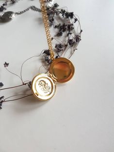 Locket Jewelry, Locket Necklace Vintage, Gold Locket Necklace, Diy Wrap, Memory Locket, Jewelry Lockets, Diy Gift Wrapping, Gold Locket, Memorial Necklace