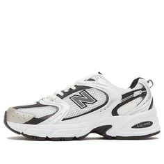 From Heels to Sneakers: Spring Shoe Must-Haves Bulky Sneakers, White New Balance Shoes, White New Balance, Zapatillas New Balance, Sneakers New Balance, New Balance White, Mens Boots Casual, Style Sportif, Sport Style