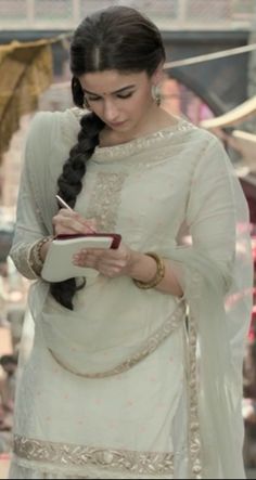 Kalank Outfits, Roop Kalank, Pretty Zinta, Desi Dress