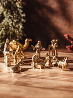 Handcrafted brass nativity scene featuring baby Jesus, Mary, Joseph, wise men, shepherds, and animals, placed on a wooden surface. Modern Nativity Set, Small Reminders, The Wise Men, Horn Of Africa, The Holy Family, Entertaining Gifts, Best Travel Accessories, Wise Men, Table Display