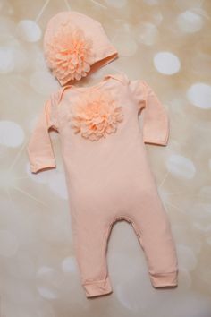 Peach baby girl romper with matching hat for your adorable little baby! Light cotton fabric is perfect to spring or summer months... Beautiful large chiffon , approximately 5 in, on the chest and matching hat... The flower is very fluffy and large, so pretty...snaps on the bottom for easy dressing.. avialble in 6-12ms only HAND WASH ITEM PLEASE DO NOT COPY.. BY PURCHASING THIS ITEM, YOU ARE AGREEING TO MY SHOP POLICIES www.etsy.com/shop/jacqueline225/policy PLEASE DO NOT COPY If you have any que Spring Baptism Cotton Onesie, Cute Cream Onesie For Spring, Pretty Snaps, Baby Light, Casual Rompers, Easy Dressing, Girls Clothing Sets, Summer Months