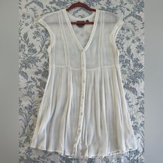 Nwot Anthropologie Tunic Blouse - Size M Color White Flowy Button-up Summer Tops, Summer Flowy Button-up Blouse, Flowy Button-up Top For Spring, Fitted Summer Button-up Blouse, Fitted Button-up Summer Blouse, White Rayon V-neck Blouse, White V-neck Rayon Blouse, White Flowy Rayon Tops, Fitted Rayon Beach Blouse