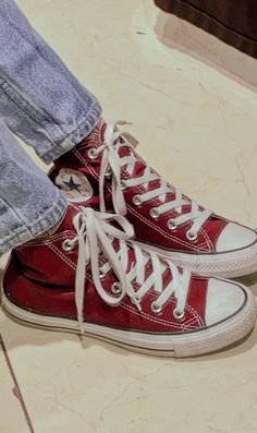 Chuck 70s Outfit, Red Converse Aesthetic, Dark Red Converse, Converse Ideas, Maroon Converse, Converse Aesthetic, Chuck Taylor 70, Cute Converse, Converse Chucks