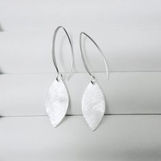 .925 Sterling Silver Minimalist Handmade Minimalist Oval Single Earring, Minimalist Single Oval Earring, Nickel Free Oval Minimalist Earrings, Nickel-free Oval Minimalist Earrings, Minimalist Silver Linear Earrings For Pierced Ears, Minimalist Nickel-free Oval Earrings, Minimalist White Gold Earrings With Ear Wire, Silver Sterling Silver Threader Earrings, Classic Silver Threader Earrings As Gift