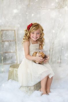 indoor winter wonderland photo session | Photo set ups & mini session ideas Christmas Photoshoot Ideas, Family Photo Outfits Winter, Foto Newborn, Xmas Photos, Christmas Portraits, Christmas Mini Sessions, Photos Booth, Holiday Photography