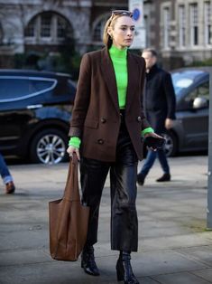 40+ Stylish Brown Blazer Outfits [2023]: What To Wear With A Brown Blazer London Fashion Week Street Style, Woman Clothes, Ootd Ideas, London Street Style, Milan Fashion Weeks, Street Style Winter, Autumn Street Style