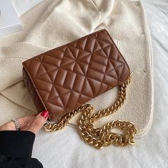 Basic Sandals, Brand Name Shoes, Luxury Crossbody, Retro Women, Dreamcatchers, Designer Shoulder Bags, Types Of Bag, Square Bag, Chanel Boy Bag