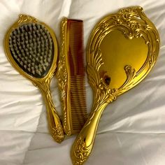 Gold Vintage Brush, Comb & Mirror Set. Very Chic & Gorgeous! Amor Aesthetic, Vintage Gold Mirror, Gold Bedroom Decor, Hand Mirrors, Vintage Brush, Gold Bedroom, Vanity Decor, Gothic Home Decor, Mirror Set