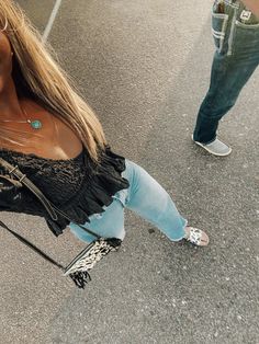 Western Outfit Inspo Concert, Street Fair Outfit Summer, Concert Outfit Shania Twain, Cutoff Tshirt Outfit, Black Jeans Country Outfit, Cute Western Outfits Concert, Western Outfits With Sandals, Simple Country Concert Outfit Summer, Southern Outfits Women Classy