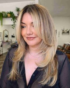 Face Framing Layers On Round Face, Best Haircuts For Plus Size Women Round Faces, Hairstyles For Round Oval Faces, Front Flicks Haircut For Round Face, Mid Length Hair For Round Face Plus Size, Moon Face Haircut, Popular Medium Length Haircuts 2023, Roundface Haircut For Women Medium, Haircut For Circle Face Shape Women