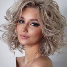 Blonde Haircuts, Natural Wavy Hair, Haircuts For Wavy Hair, Penteado Cabelo Curto, Hairstyles Haircuts, Layered Hair, Wavy Hair, Hair Looks