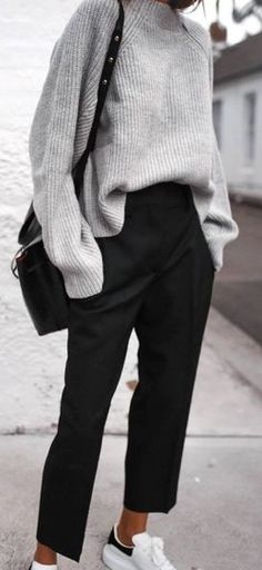 Minimalist Moda, Black Pants Outfit, Pants Outfit Casual, Pullover Outfit, Looks Street Style, Black Women Fashion, Mode Inspiration, Winter Fashion Outfits, Work Fashion